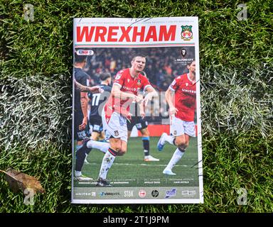 Wrexham, Regno Unito. 14 ottobre 2023. Il programma del giorno della partita siede a lato del campo davanti alla partita, durante la partita di Sky Bet League 2 Wrexham vs Salford City a Stok CAE Ras, Wrexham, Regno Unito, 14 ottobre 2023 (foto di Cody Froggatt/News Images) a Wrexham, Regno Unito il 10/14/2023. (Foto di Cody Froggatt/News Images/Sipa USA) credito: SIPA USA/Alamy Live News Foto Stock