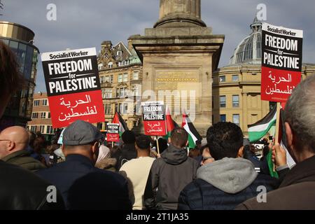 Dimostrazione di pace Israele-Palestina, monumento di Greay, la situazione in Israele e Palestina è in continua evoluzione, così come le esigenze dei civili nella regione. Il gruppo terroristico Hamas ha lanciato un attacco terroristico su Israele il 7 ottobre che ha ucciso più di 1.200 persone. Newcastle upon Tyne, Regno Unito, 14 ottobre 2023, Credit: DEW/Alamy Live News Foto Stock