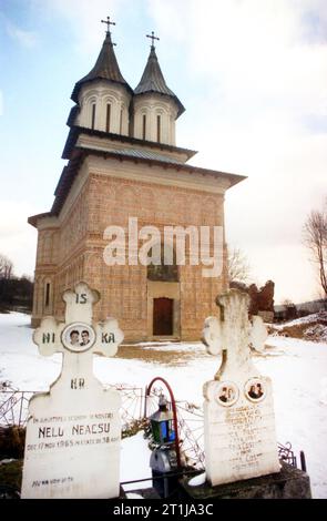 Tutana, Contea di Arges, Romania, 2000. Vista esterna di St La chiesa di Atanasio presso il monastero di Tutana, un monumento storico del XV secolo. Foto Stock