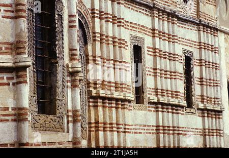 Tutana, Contea di Arges, Romania, 2000. Vista esterna di St La chiesa di Atanasio presso il monastero di Tutana, un monumento storico del XV secolo. Foto Stock