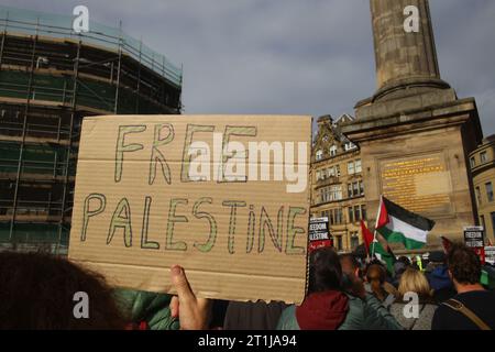 Dimostrazione di pace Israele-Palestina, monumento di Greay, la situazione in Israele e Palestina è in continua evoluzione, così come le esigenze dei civili nella regione. Il gruppo terroristico Hamas ha lanciato un attacco terroristico su Israele il 7 ottobre che ha ucciso più di 1.200 persone. Newcastle upon Tyne, Regno Unito, 14 ottobre 2023, Credit: DEW/Alamy Live News Foto Stock