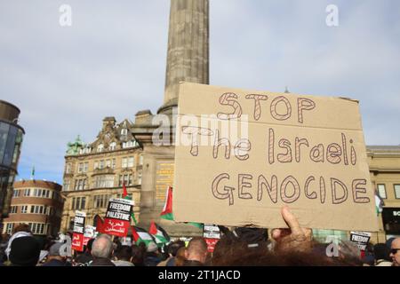 Dimostrazione di pace Israele-Palestina, monumento di Greay, la situazione in Israele e Palestina è in continua evoluzione, così come le esigenze dei civili nella regione. Il gruppo terroristico Hamas ha lanciato un attacco terroristico su Israele il 7 ottobre che ha ucciso più di 1.200 persone. Newcastle upon Tyne, Regno Unito, 14 ottobre 2023, Credit: DEW/Alamy Live News Foto Stock