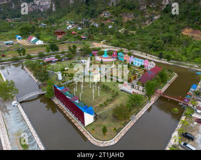 Vista aerea dell'attrazione turistica dell'Europe Village nella Valle di Harau, isola di Sumatra, Indonesia. Foto Stock