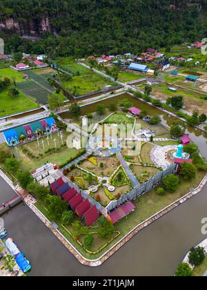 Vista aerea dell'attrazione turistica dell'Europe Village nella Valle di Harau, isola di Sumatra, Indonesia. Foto Stock