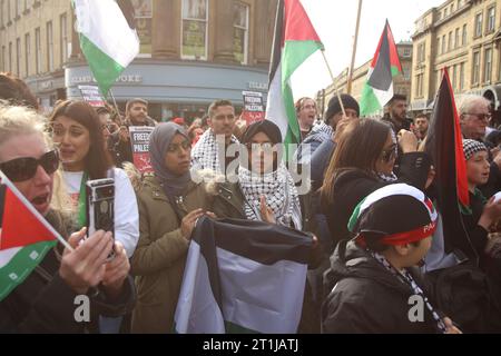 Dimostrazione di pace Israele-Palestina, monumento di Greay, la situazione in Israele e Palestina è in continua evoluzione, così come le esigenze dei civili nella regione. Il gruppo terroristico Hamas ha lanciato un attacco terroristico su Israele il 7 ottobre che ha ucciso più di 1.200 persone. Newcastle upon Tyne, Regno Unito, 14 ottobre 2023, Credit: DEW/Alamy Live News Foto Stock