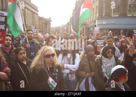 Dimostrazione di pace Israele-Palestina, monumento di Greay, la situazione in Israele e Palestina è in continua evoluzione, così come le esigenze dei civili nella regione. Il gruppo terroristico Hamas ha lanciato un attacco terroristico su Israele il 7 ottobre che ha ucciso più di 1.200 persone. Newcastle upon Tyne, Regno Unito, 14 ottobre 2023, Credit: DEW/Alamy Live News Foto Stock