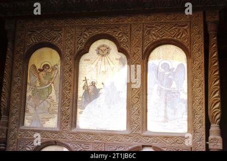 Tutana, Contea di Arges, Romania, 2000. Crocifisso stradale del 1932. Dettagli delle intricate opere in legno e scene bibliche raffiguranti la Trinità e gli angeli. Foto Stock