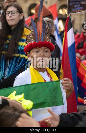 Amsterdam Paesi Bassi. 14 ottobre 2023. Membri di varie comunità indigene tra cui Papua Occidentale, Suriname, messicane e andine si riuniscono sulla diga per una marcia sotto la bandiera del movimento di Liberazione indigena inheemse volkeren, protesta, diaspora, Credit: Imago/Alamy Live News Foto Stock