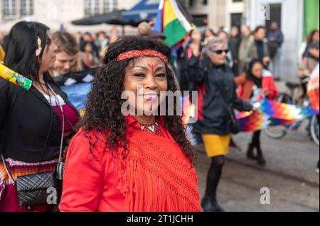 Amsterdam Paesi Bassi. 14 ottobre 2023. Membri di varie comunità indigene tra cui Papua Occidentale, Suriname, messicane e andine si riuniscono sulla diga per una marcia sotto la bandiera del movimento di Liberazione indigena inheemse volkeren, protesta, diaspora, Credit: Imago/Alamy Live News Foto Stock