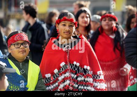 Amsterdam Paesi Bassi. 14 ottobre 2023. Membri di varie comunità indigene tra cui Papua Occidentale, Suriname, messicane e andine si riuniscono sulla diga per una marcia sotto la bandiera del movimento di Liberazione indigena inheemse volkeren, protesta, diaspora, Credit: Imago/Alamy Live News Foto Stock