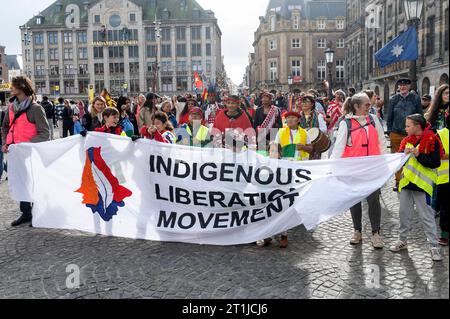 Amsterdam Paesi Bassi. 14 ottobre 2023. Membri di varie comunità indigene tra cui Papua Occidentale, Suriname, messicane e andine si riuniscono sulla diga per una marcia sotto la bandiera del movimento di Liberazione indigena inheemse volkeren, protesta, diaspora, Credit: Imago/Alamy Live News Foto Stock