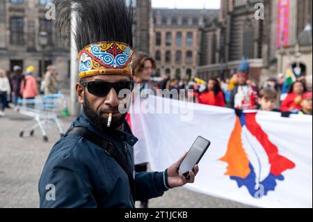 Amsterdam Paesi Bassi. 14 ottobre 2023. Membri di varie comunità indigene tra cui Papua Occidentale, Suriname, messicane e andine si riuniscono sulla diga per una marcia sotto la bandiera del movimento di Liberazione indigena inheemse volkeren, protesta, diaspora, Credit: Imago/Alamy Live News Foto Stock