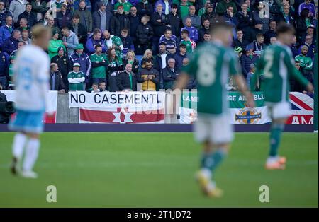 I tifosi degli stand mostrano uno striscione in opposizione all'uso del Casement Park per le finali di Euro 2028 durante la partita del gruppo H di qualificazione UEFA Euro 2024 al Windsor Park di Belfast. Data immagine: Sabato 14 ottobre 2023. Foto Stock