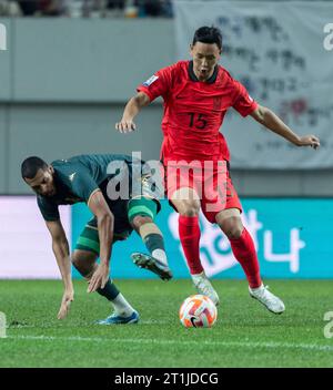 Seoul, Corea del Sud. 13 ottobre 2023. Il giocatore coreano Jung Seung-hyun (15), (dribbling il pallone con il giocatore tunisino durante la partita amichevole di calcio tra la Corea del Sud e la Tunisia al Seoul World Cup Stadium di Seoul, Corea del Sud, il 13 ottobre 2023. (Foto di Lee Young-ho/Sipa USA) credito: SIPA USA/Alamy Live News Foto Stock