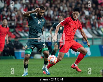 Seoul, Corea del Sud. 13 ottobre 2023. Il giocatore sudcoreano Park Young-woo (5), lotta per il pallone con Aissa Laidouni (14), della Tunisia durante la partita amichevole di calcio tra la Corea del Sud e la Tunisia al Seoul World Cup Stadium di Seoul, Corea del Sud, il 13 ottobre 2023. (Foto di Lee Young-ho/Sipa USA) credito: SIPA USA/Alamy Live News Foto Stock