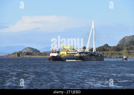 Old Kilpatrick, Glasgow, Scozia. REGNO UNITO. 14 ottobre 2023La nuova apertura del ponte da Govan a Partick arriva sul fiume Clyde con una chiatta dai Paesi Bassi a Old Kilpatrick vicino a Glasgow in Scozia lungo il tragitto fino a Govan. Credito. Douglas Carr/Alamy Live News Foto Stock