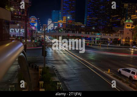 Vista notturna mozzafiato del paesaggio cittadino di Las Vegas con splendidi tracciatori luminosi sfocati di automobili sulla Strip Road. Nevada, Las Vegas. USA. Foto Stock