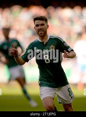 Paul Smyth, in Irlanda del Nord, festeggia, solo per vedere i suoi sforzi esclusi per una decisione in fuorigioco durante la partita del gruppo H di qualificazione UEFA Euro 2024 al Windsor Park di Belfast. Data immagine: Sabato 14 ottobre 2023. Foto Stock