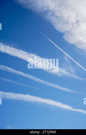 Piste di vapore in aeroplano attraverso un cielo blu profondo, Spagna. Foto Stock