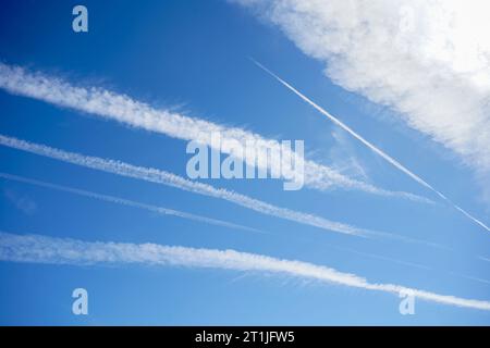 Piste di vapore in aeroplano attraverso un cielo blu profondo, Spagna. Foto Stock