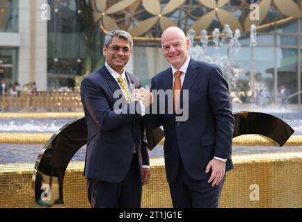 Mumbai, India. 14 ottobre 2023. All India Football Federation (AIFF) Kalyan Chaubey (L) e il presidente della FIFA Gianni Infantino arrivano per la cerimonia di apertura della 141a sessione del Comitato Olimpico Internazionale (CIO) a Mumbai, India, 14 ottobre 2023. Crediti: Cao CAN/Xinhua/Alamy Live News Foto Stock