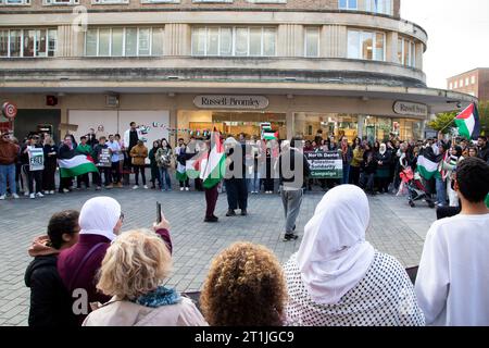 Protesta per la Palestina libera, centro della città di Exeter - centro di un grande cerchio Foto Stock