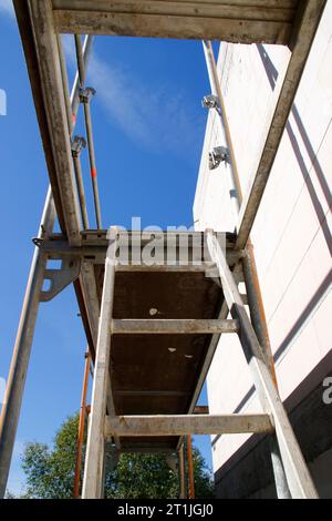 Scala su ponteggi con vista dal basso verso l'alto Foto Stock