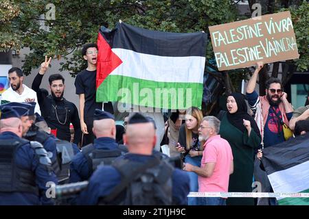 I manifestanti partecipano a una manifestazione non autorizzata in solidarietà con la Palestina a Strasburgo, nel nord-est della Francia, il 13 ottobre 2023, in mezzo alla recente escalation militare tra i militanti di Hamas e l'esercito israeliano intorno alla Striscia di Gaza. La Francia giovedì ha vietato le manifestazioni filo-palestinesi nel paese, mentre il conflitto tra Israele e il gruppo palestinese Hamas continua. Il ministro degli interni Gerald Darmanin, attraverso una direttiva che ha inviato alle autorità provinciali, ha ordinato il divieto di tutti i raduni pro-palestinesi e l'arresto dei loro organizzatori. Ha detto che tali raduni potrebbero disturbare l'ordine pubblico. Foto Stock