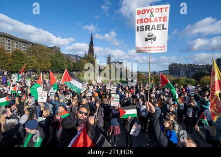 Manifestanti durante una manifestazione scozzese della campagna di solidarietà della Palestina a Edimburgo. Data immagine: Sabato 14 ottobre 2023. Foto Stock