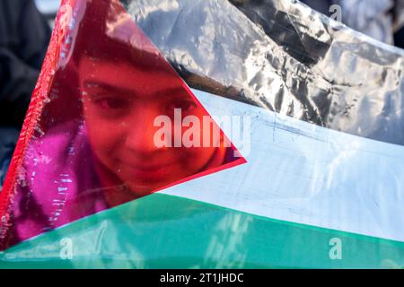 Manifestanti durante una manifestazione scozzese della campagna di solidarietà della Palestina a Edimburgo. Data immagine: Sabato 14 ottobre 2023. Foto Stock