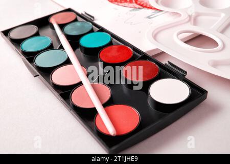 Vista prospettica degli acquerelli pastello con spettro rosa, tavolozza e schizzo sul retro. Pittura, disegno e tema artistico. attività ricreative Foto Stock