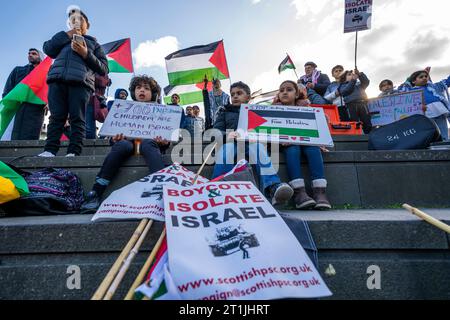 Manifestanti durante una manifestazione scozzese della campagna di solidarietà della Palestina a Edimburgo. Data immagine: Sabato 14 ottobre 2023. Foto Stock