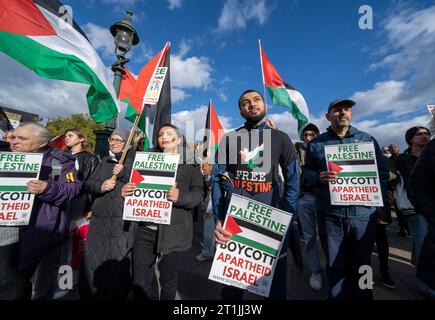 Manifestanti durante una manifestazione scozzese della campagna di solidarietà della Palestina a Edimburgo. Data immagine: Sabato 14 ottobre 2023. Foto Stock