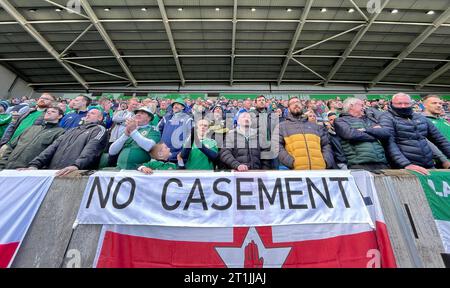 I tifosi degli stand mostrano uno striscione in opposizione all'uso del Casement Park per le finali di Euro 2028 durante la partita del gruppo H di qualificazione UEFA Euro 2024 al Windsor Park di Belfast. Data immagine: Sabato 14 ottobre 2023. Foto Stock