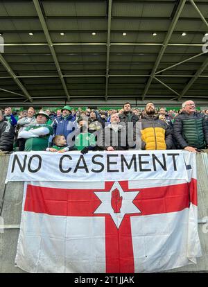 I tifosi degli stand mostrano uno striscione in opposizione all'uso del Casement Park per le finali di Euro 2028 durante la partita del gruppo H di qualificazione UEFA Euro 2024 al Windsor Park di Belfast. Data immagine: Sabato 14 ottobre 2023. Foto Stock