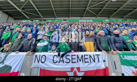 I tifosi degli stand mostrano uno striscione in opposizione all'uso del Casement Park per le finali di Euro 2028 durante la partita del gruppo H di qualificazione UEFA Euro 2024 al Windsor Park di Belfast. Data immagine: Sabato 14 ottobre 2023. Foto Stock