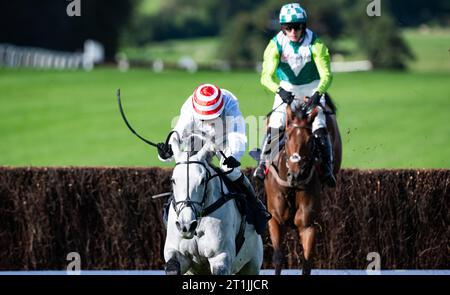 Chepstow, Galles, Regno Unito. Sabato 14 ottobre 2023; Innexpected Party e fantino Harry Skelton vincono la Steeple Chase di sue Novices per l'allenatore Dan Skelton e il proprietario o'Reilly MacLennan Tynan Carthy Shanahan. Credito immagini equine JTW / Alamy Live News Foto Stock