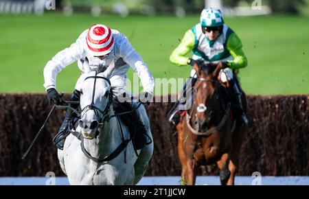 Chepstow, Galles, Regno Unito. Sabato 14 ottobre 2023; Innexpected Party e fantino Harry Skelton vincono la Steeple Chase di sue Novices per l'allenatore Dan Skelton e il proprietario o'Reilly MacLennan Tynan Carthy Shanahan. Credito immagini equine JTW / Alamy Live News Foto Stock