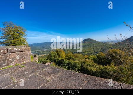 Magnifica vista dal castello di Trifels sulle colline della foresta del Palatinato, sopra la città meridionale del Palatinato Annweiler. Wasgau, Renania-Palatina Foto Stock