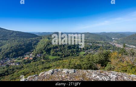 Magnifica vista dal castello di Trifels sulle colline della foresta del Palatinato, sopra la città meridionale del Palatinato Annweiler. Wasgau, Renania-Palatina Foto Stock