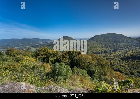 Magnifica vista dal castello di Trifels sulle colline della foresta del Palatinato, sopra la città meridionale del Palatinato Annweiler. Wasgau, Renania-Palatina Foto Stock