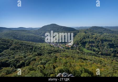 Magnifica vista dal castello di Trifels sulle colline della foresta del Palatinato, sopra la città meridionale del Palatinato Annweiler. Wasgau, Renania-Palatina Foto Stock