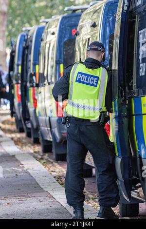 Westminster, Londra, Regno Unito. 14 ottobre 2023. I gruppi opposti protestano nel centro di Londra in risposta alla crisi in corso tra Israele e Hamas a Gaza. Israele ha dichiarato che esiste uno stato di guerra tra le due regioni dopo l'attacco di Hamas contro Israele che ha causato la morte di oltre 1000 uomini donne e bambini israeliani. Coloro che sostengono la Palestina sono preoccupati per la risposta dell'esercito israeliano. Crediti: Newspics UK London/Alamy Live News Foto Stock