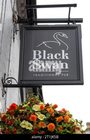 Cartello con cartellone tradizionale per pub presso il Black Swan Public House, Market Street, Uttoxeter, Staffordshire, Inghilterra, REGNO UNITO Foto Stock