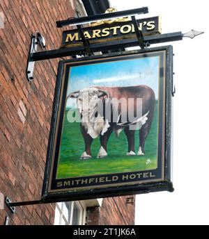 Cartello con cartellone per pub tradizionale presso lo Smithfield Hotel, High Street, Uttoxeter, Staffordshire, Inghilterra, REGNO UNITO. - un pub del centro città. Foto Stock
