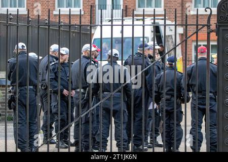 Westminster, Londra, Regno Unito. 14 ottobre 2023. I gruppi opposti protestano nel centro di Londra in risposta alla crisi in corso tra Israele e Hamas a Gaza. Israele ha dichiarato che esiste uno stato di guerra tra le due regioni dopo l'attacco di Hamas contro Israele che ha causato la morte di oltre 1000 uomini donne e bambini israeliani. Coloro che sostengono la Palestina sono preoccupati per la risposta dell'esercito israeliano. Crediti: Newspics UK London/Alamy Live News Foto Stock