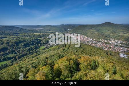 Magnifica vista dal castello di Trifels sulle colline della foresta del Palatinato, sopra la città meridionale del Palatinato Annweiler. Wasgau, Renania-Palatina Foto Stock