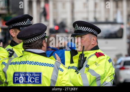 Westminster, Londra, Regno Unito. 14 ottobre 2023. I gruppi opposti protestano nel centro di Londra in risposta alla crisi in corso tra Israele e Hamas a Gaza. Israele ha dichiarato che esiste uno stato di guerra tra le due regioni dopo l'attacco di Hamas contro Israele che ha causato la morte di oltre 1000 uomini donne e bambini israeliani. Coloro che sostengono la Palestina sono preoccupati per la risposta dell'esercito israeliano. Crediti: Newspics UK London/Alamy Live News Foto Stock