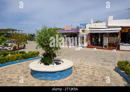 Kos, Grecia - 9 maggio 2023: La piazza principale del villaggio di Zia sull'isola di Kos in Grecia Foto Stock