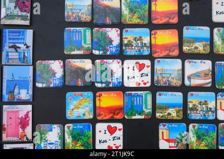 Kos, Grecia - 9 maggio 2023: Variopinti magneti da frigo, un souvenir dall'isola di Kos. Grecia Foto Stock